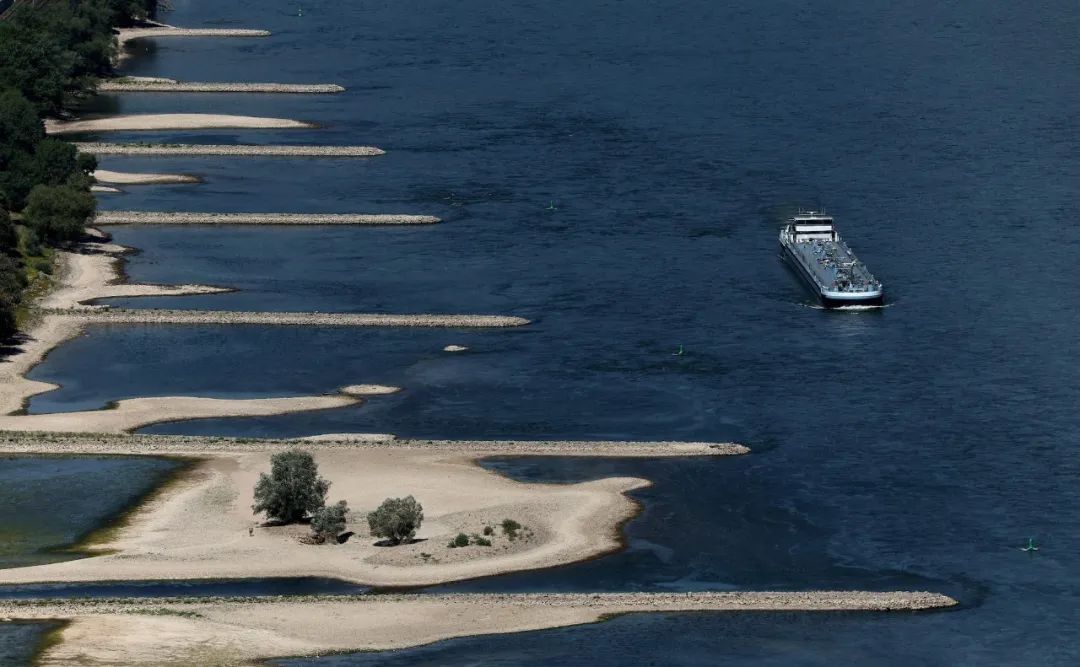 ?海運(yùn)系統(tǒng)：包括船舶、港口和航線，還涵蓋了物流